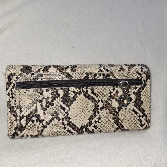 Elegant Snake Print Clutch - Picture 2 of 5